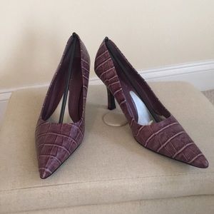 Faux croc pump